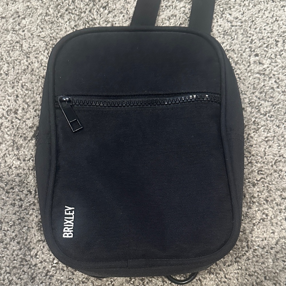 Brixley MEDIUM - JET CROSSBODY SLING